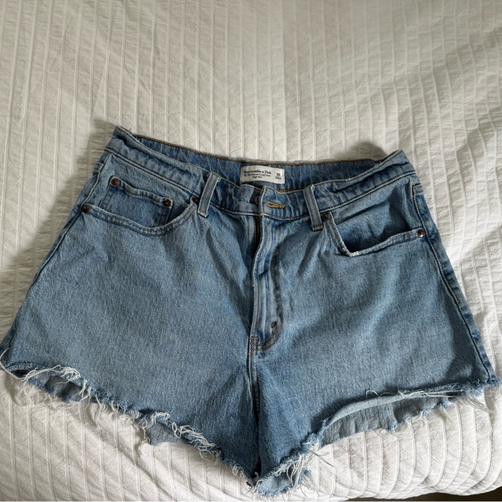 Abercrombie 90s relaxed cutoff short curve love high rise